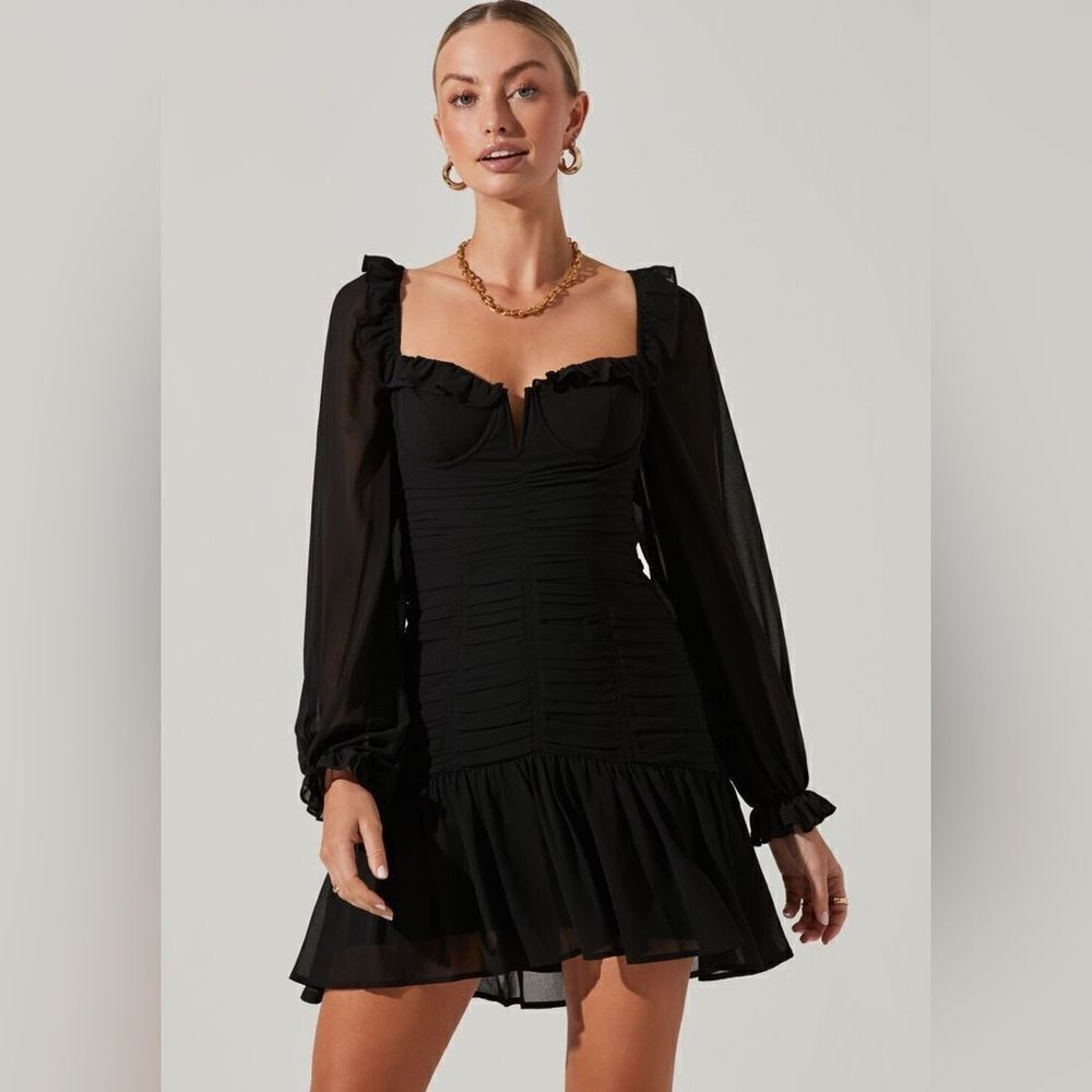 ASTR THE LABEL CARMELLA SWEETHEART RUCHED LONG SLEEVE MINI DRESS